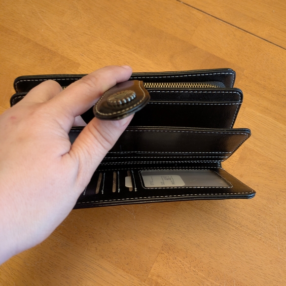 Elegant Black Leather Clutch with Wrist Strap - Picture 6 of 9